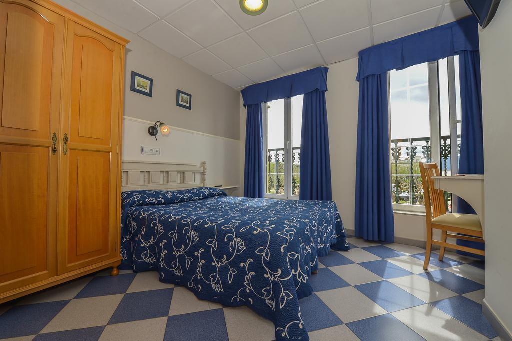Hostal Linares Ribadeo Extérieur photo